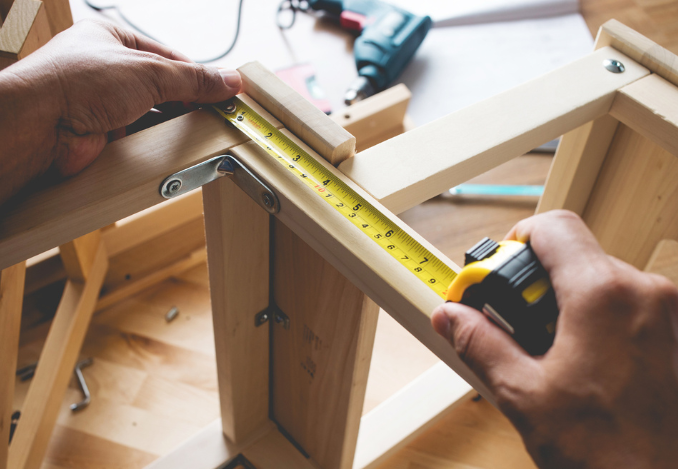 Un menuisier en train de construire un meuble de cuisine